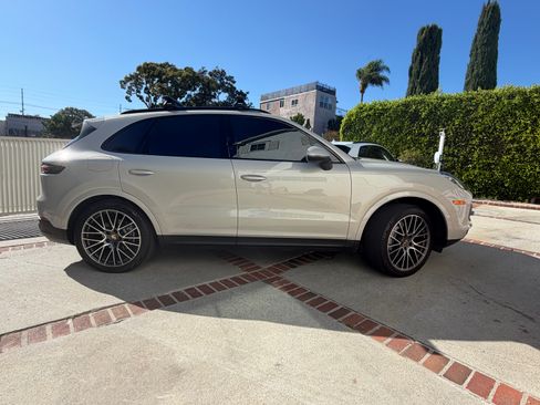 Used 2023 Porsche Cayenne AWD/4WD image 1