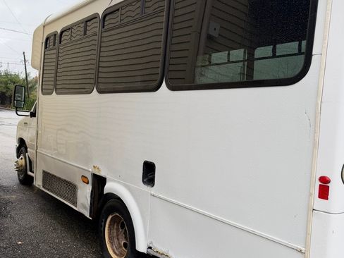 Used 2016 Ford E-450 and Econoline 450 Super Duty w/ Shuttle Bus Prep Package RWD image 28