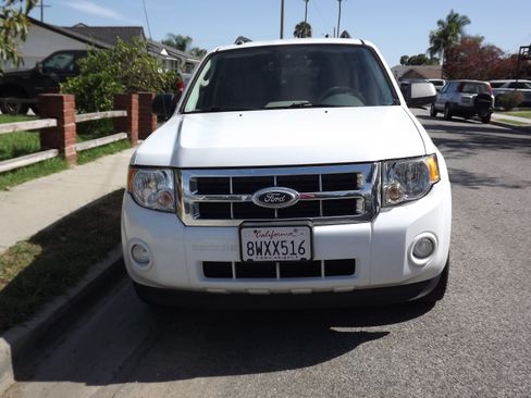 Used 2010 Ford Escape XLT AWD/4WD image 2