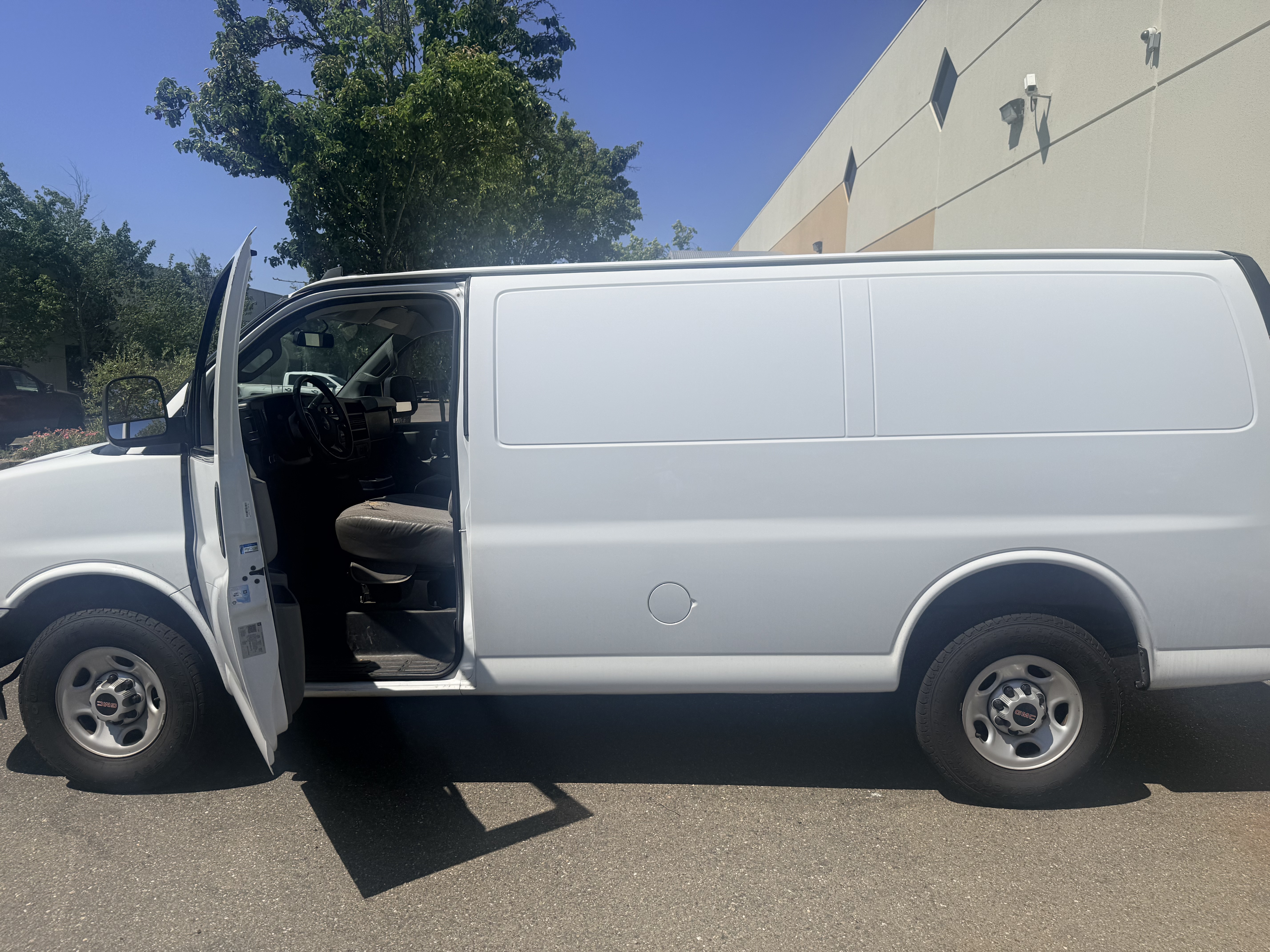 Used 2018 GMC Savana 2500 w/ Communications Package RWD image 4