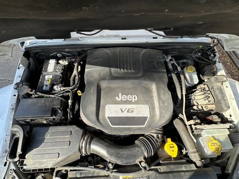 Used 2018 Jeep Wrangler Unlimited Sahara image 8