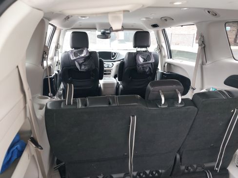 Used 2022 Chrysler Pacifica Touring-L image 14