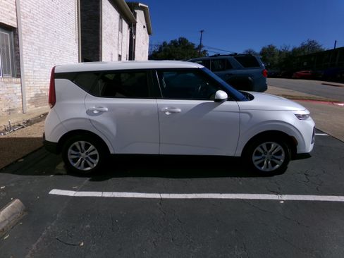 Used 2021 Kia Soul LX image 5