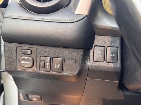 Used 2018 Toyota RAV4 XLE AWD/4WD image 18