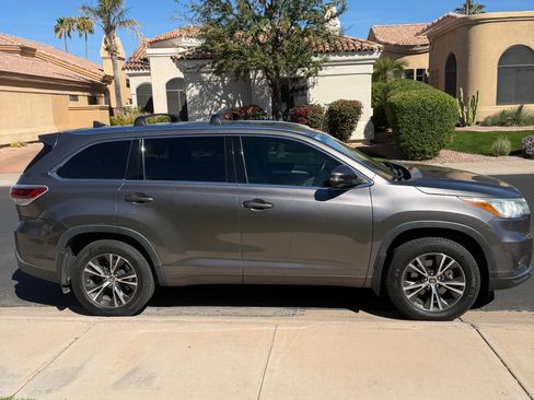 Used 2016 Toyota Highlander XLE image 1