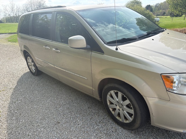 Used 2014 Chrysler Town & Country Touring FWD image 13