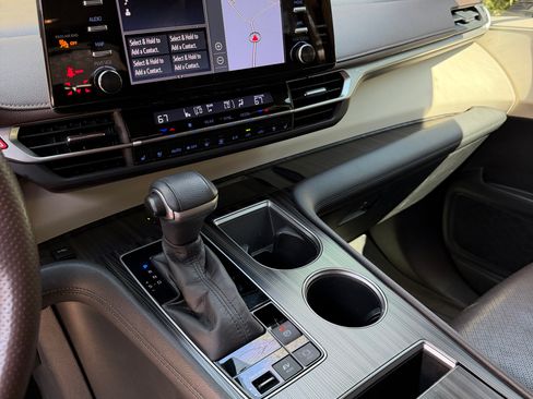 Used 2021 Toyota Sienna Platinum image 9