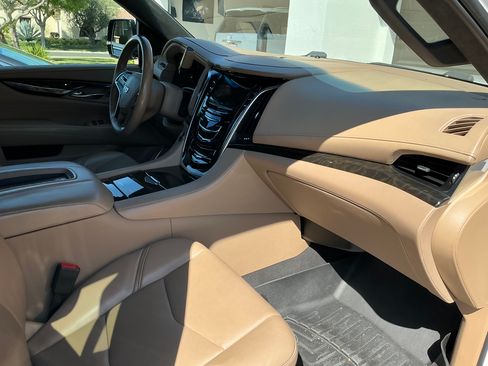 Used 2019 Cadillac Escalade Platinum image 10