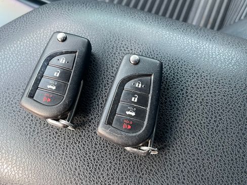 Used 2020 Toyota Camry SE FWD image 17