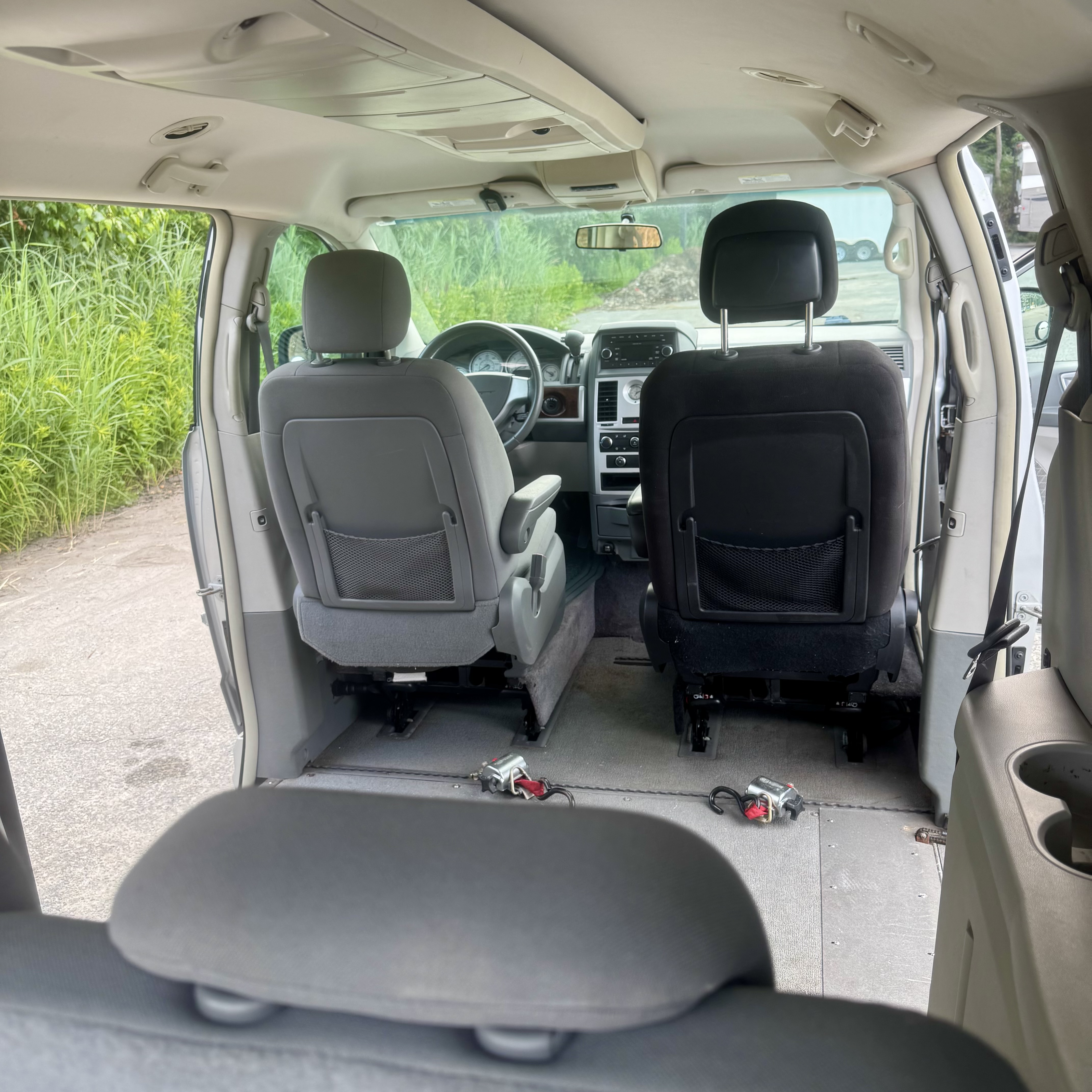 Used 2010 Chrysler Town & Country Touring FWD image 8