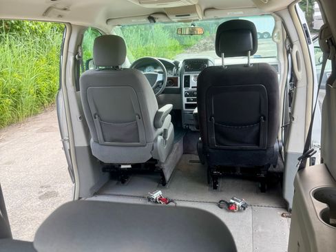Used 2010 Chrysler Town & Country Touring FWD image 8