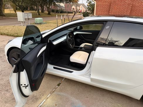 Used 2023 Tesla Model 3 Standard Range image 10