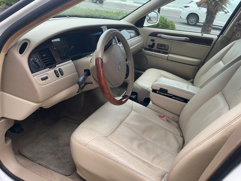 Used 2009 Lincoln Town Car Signature Limited RWD image 14