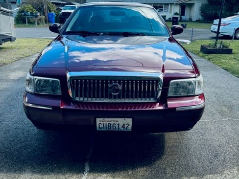 Used 2009 Mercury Grand Marquis LS image 2