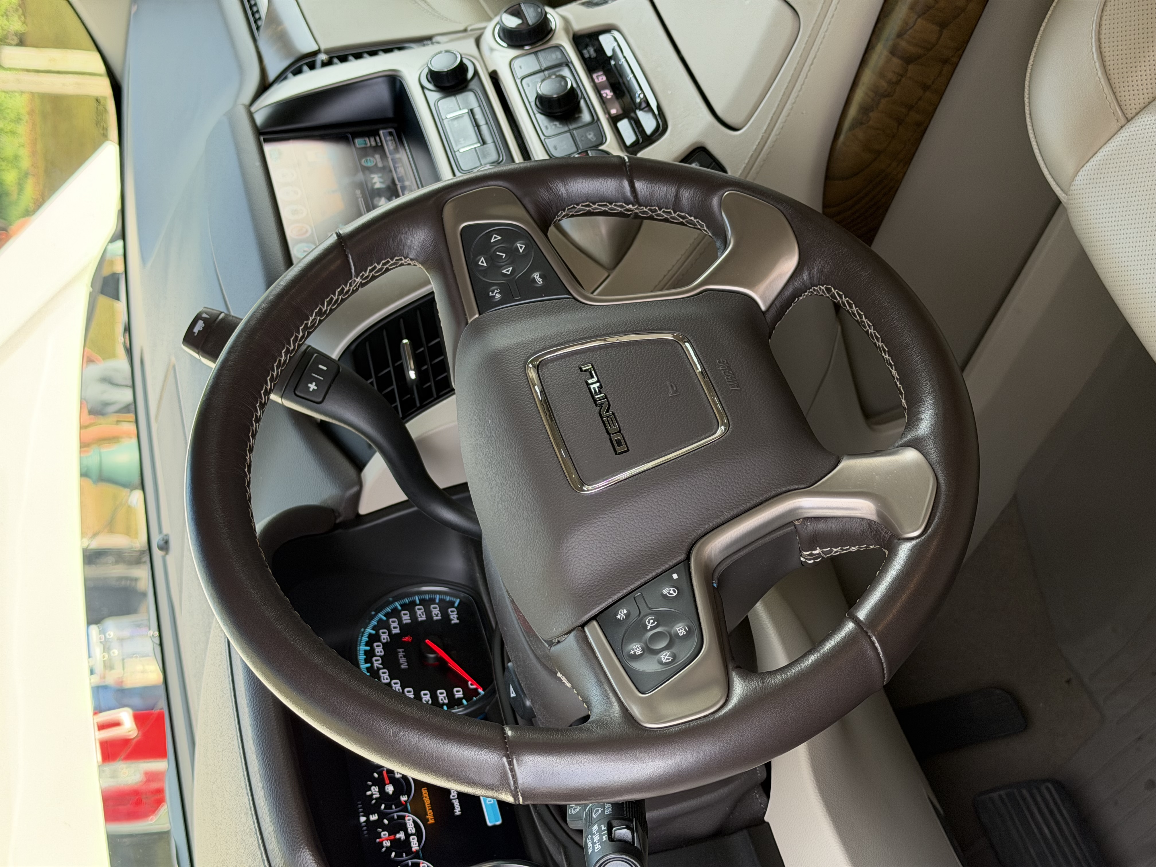 Used 2019 GMC Yukon XL Denali w/ Denali Ultimate Package AWD/4WD image 20