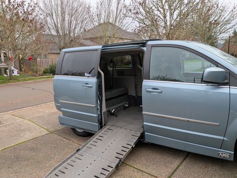 Used 2010 Chrysler Town & Country Touring image 6
