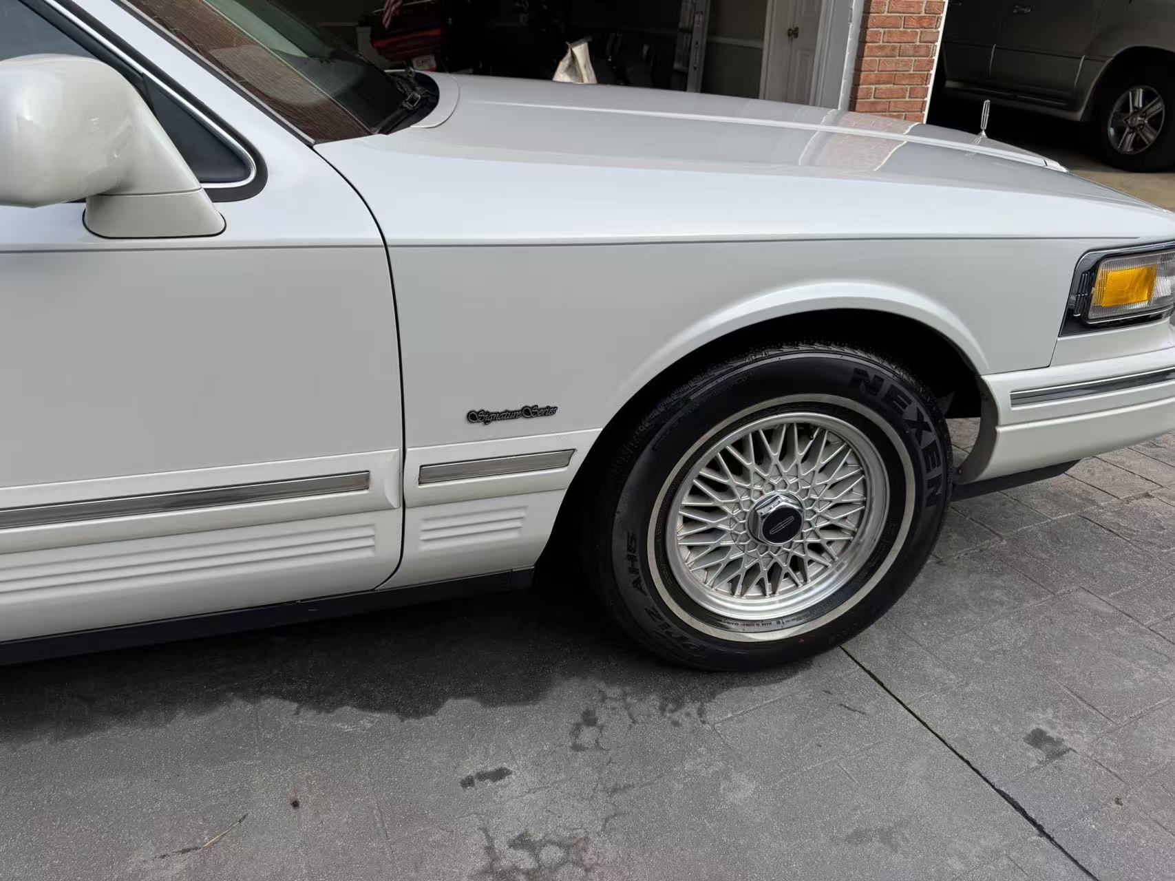 Used 1997 Lincoln Town Car Signature RWD image 19