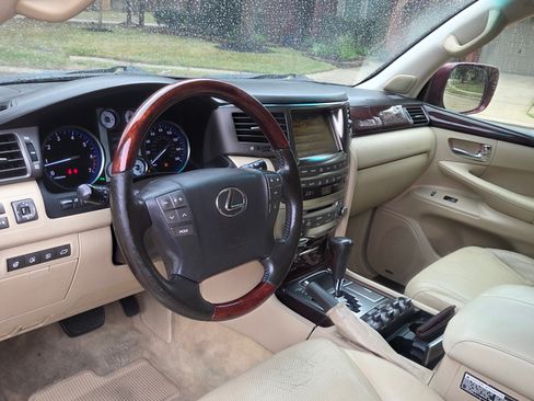 Used 2011 Lexus LX 570 4WD w/ Luxury Pkg image 12