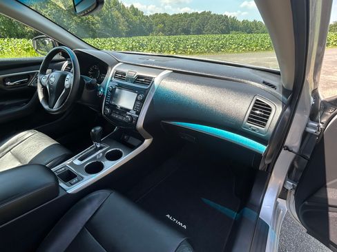 Used 2015 Nissan Altima 2.5 SL w/ Technology Package FWD image 9