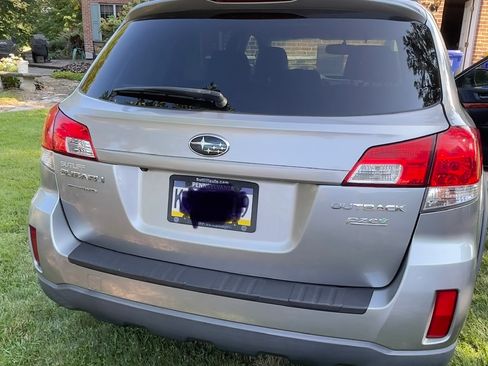 Used 2011 Subaru Outback 2.5i Limited AWD/4WD image 10
