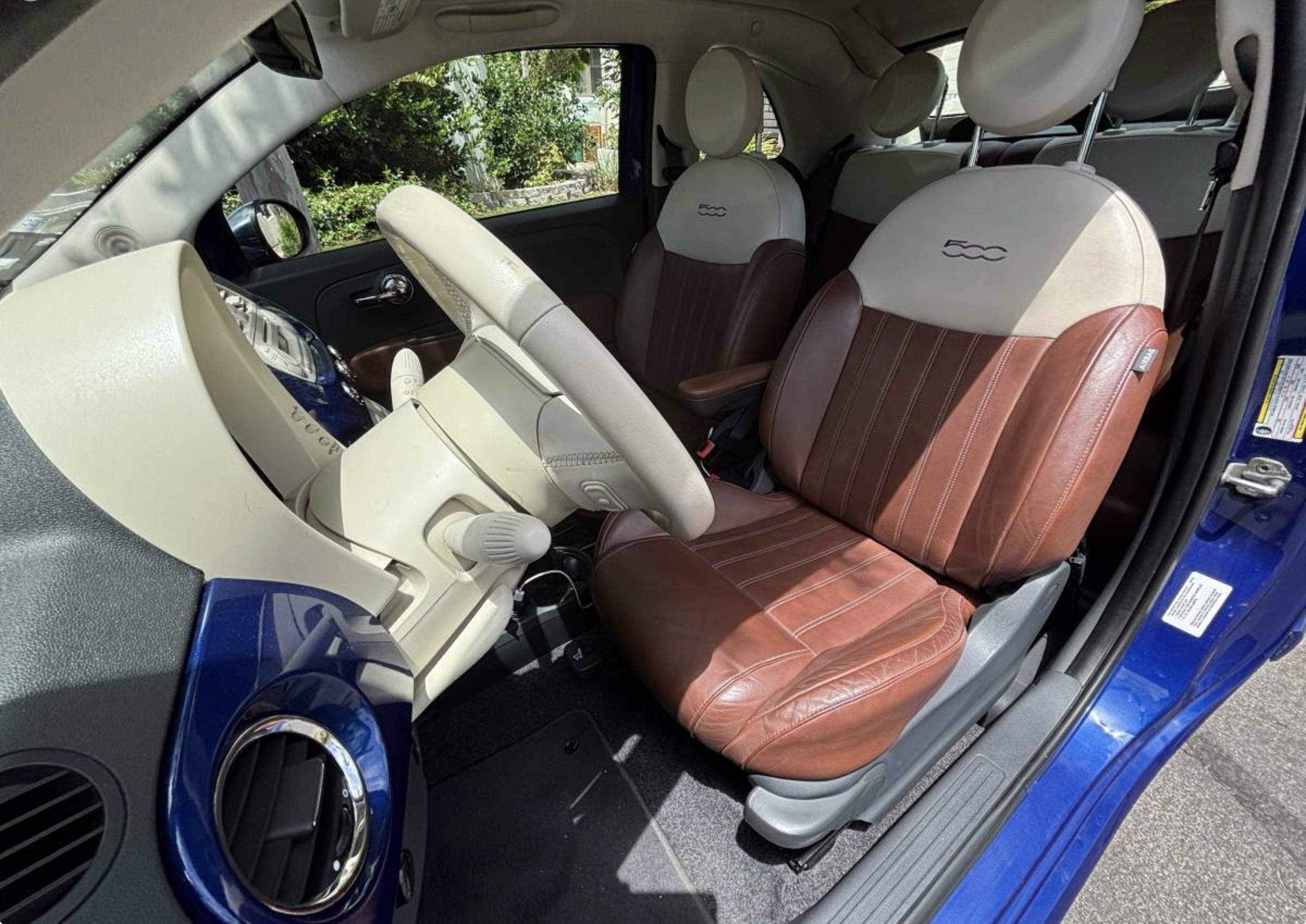 Used 2012 FIAT 500 Lounge w/ Luxury Leather Pkg FWD image 8