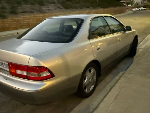 Used 2000 Lexus ES 330 image 4