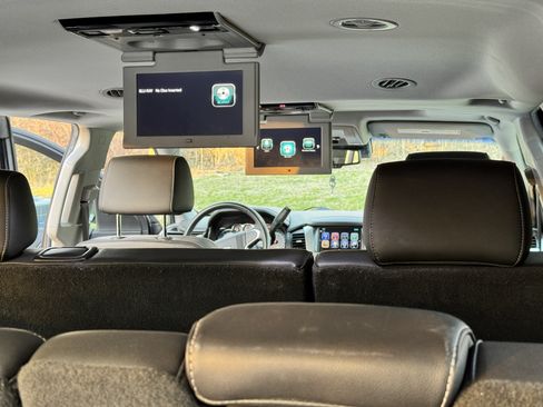 Used 2017 Chevrolet Suburban LT image 19