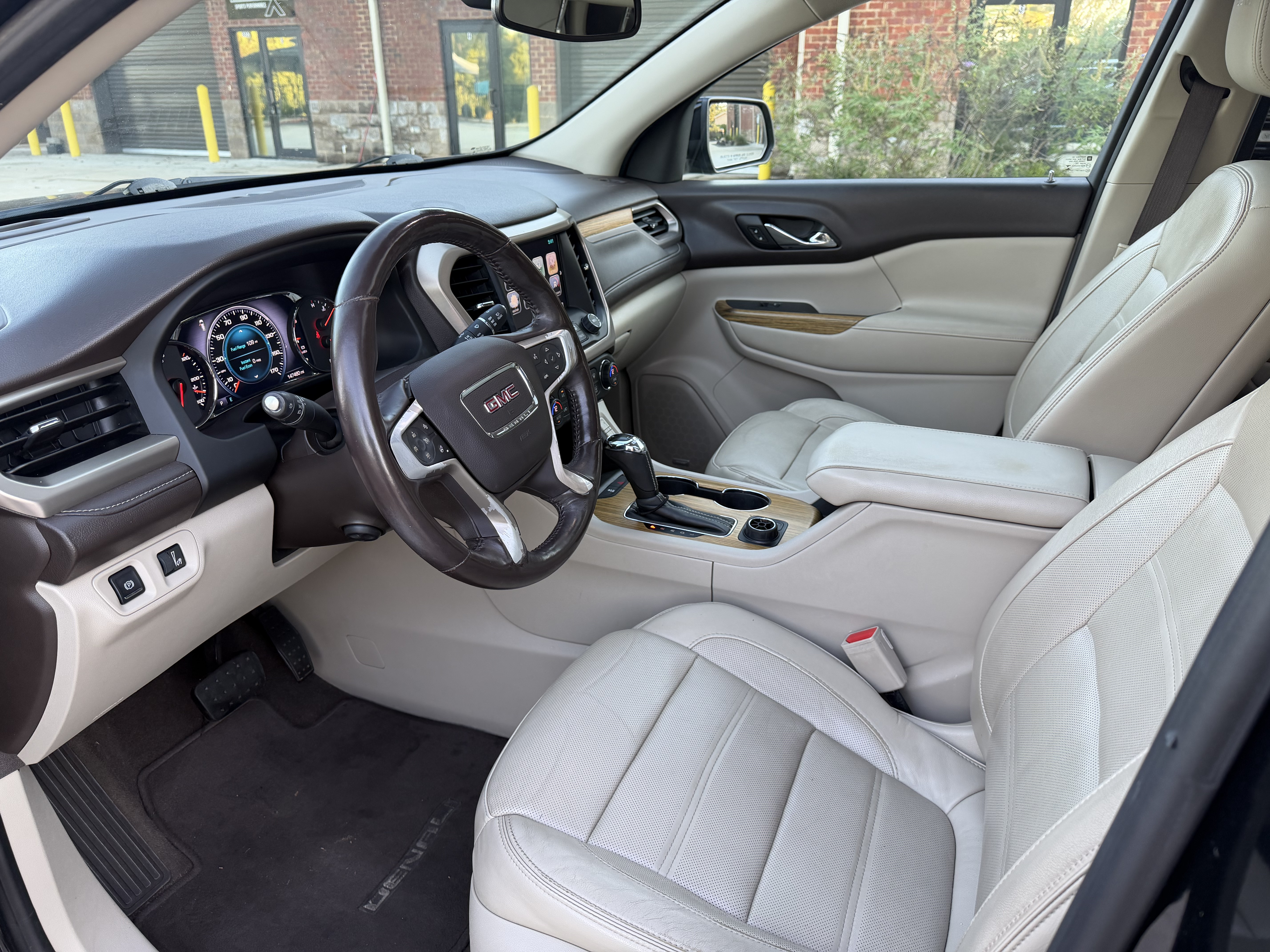 Used 2017 GMC Acadia Denali w/ Technology Package FWD image 11