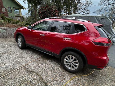 Used 2017 Nissan Rogue SV w/ SV Premium Package image 5