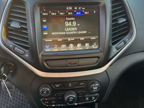 Used 2017 Jeep Cherokee Trailhawk image 8