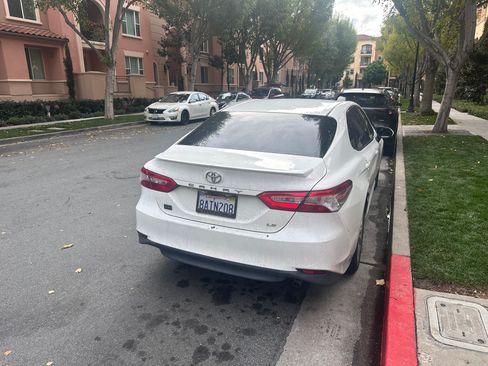 Used 2018 Toyota Camry LE image 5