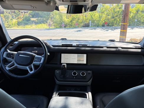 Used 2023 Land Rover Defender 90 SE image 4