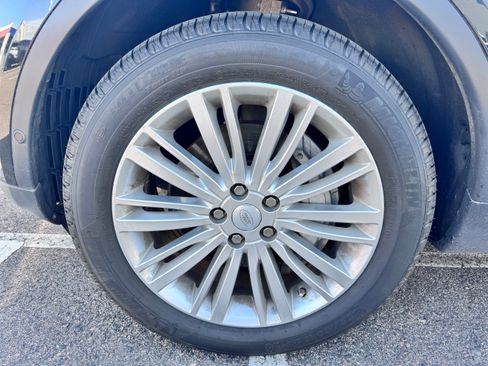 Used 2019 Land Rover Discovery SE image 4