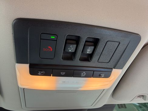 Used 2025 Nissan Pathfinder Platinum w/ Black Appearance Package AWD/4WD image 16