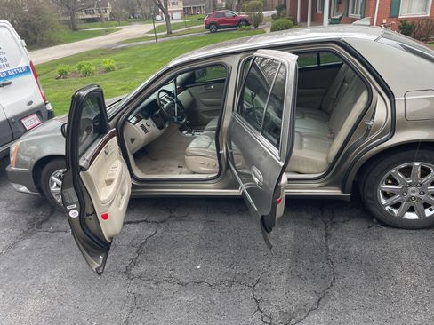 Used 2011 Cadillac DTS Premium image 4