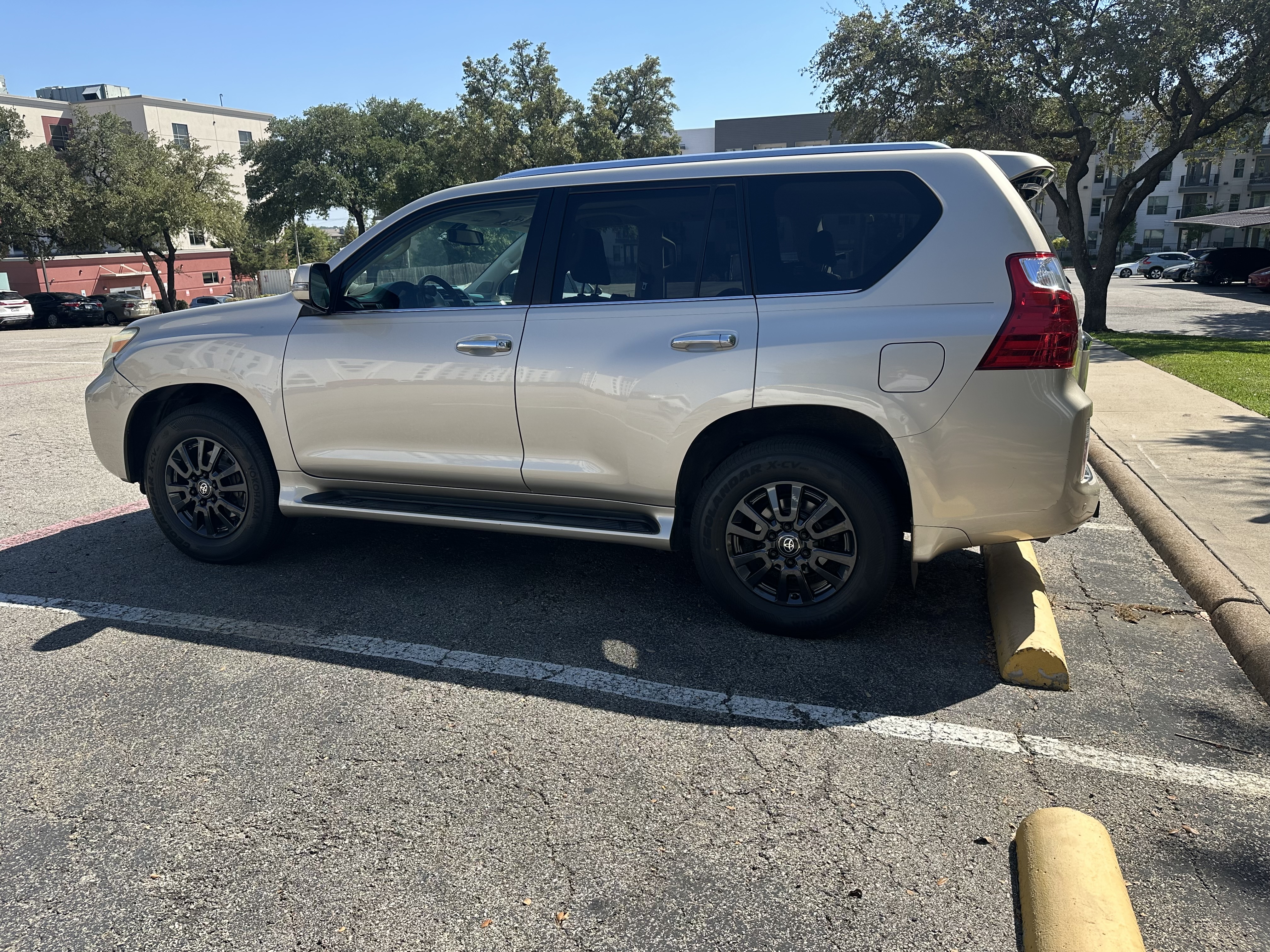 Used 2011 Lexus GX 460 w/ Comfort Plus Pkg AWD/4WD image 4