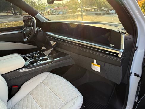 Used 2026 Cadillac Escalade ESV V AWD/4WD image 10