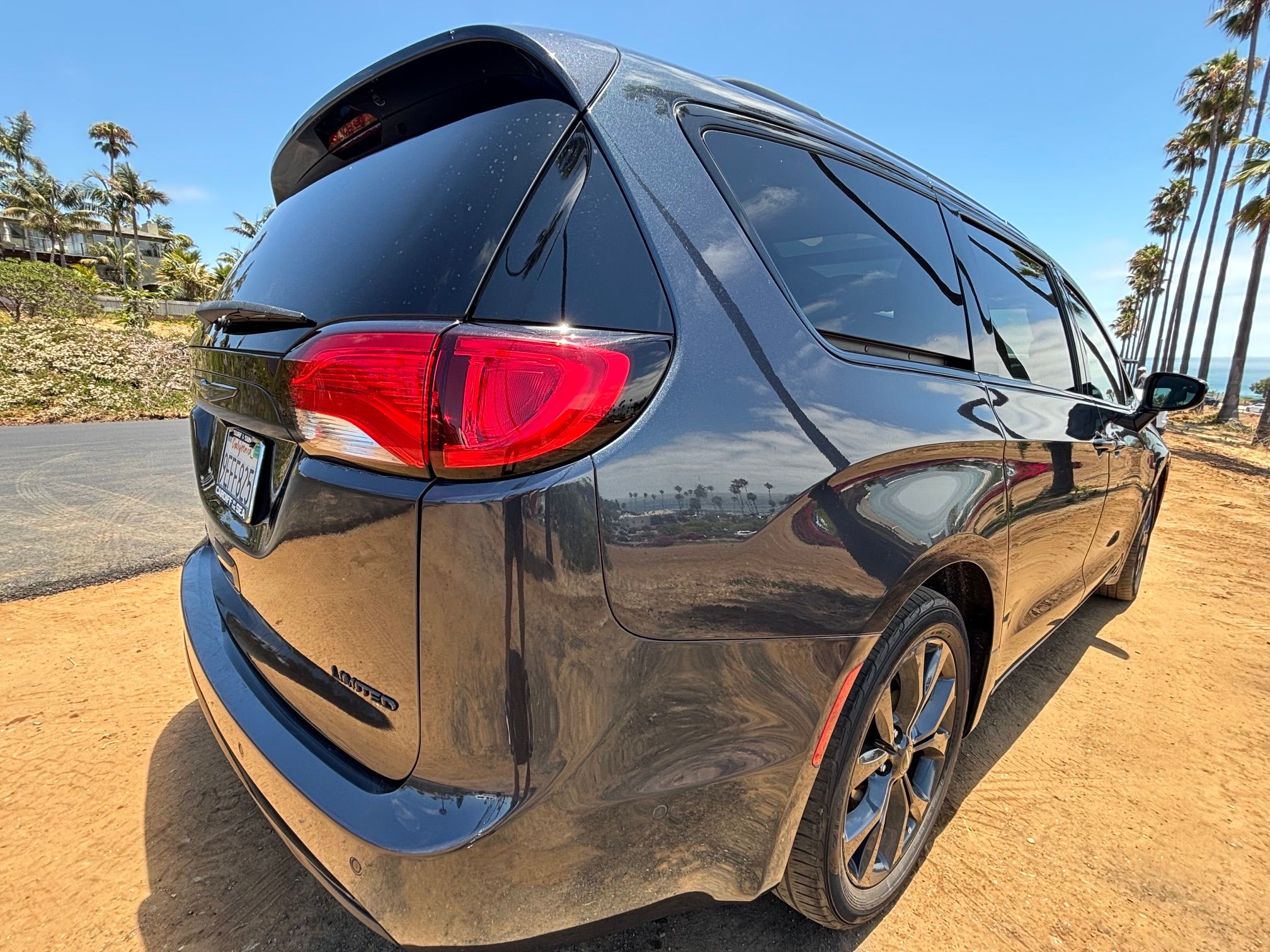 Used 2020 Chrysler Pacifica Limited w/ Advanced Safetytec Group FWD image 4