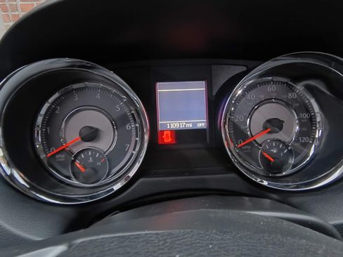 Used 2014 Chrysler Town & Country Touring image 18