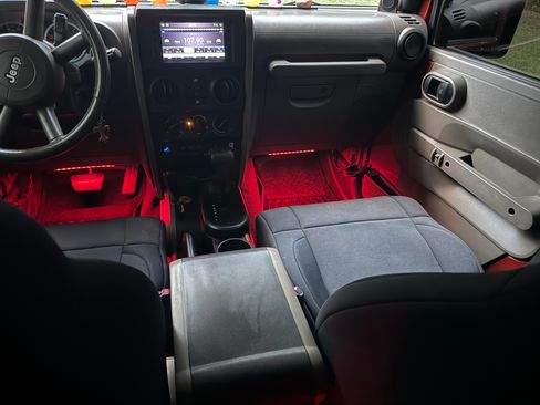 Used 2009 Jeep Wrangler Unlimited Rubicon w/ Dual Top Group AWD/4WD image 9