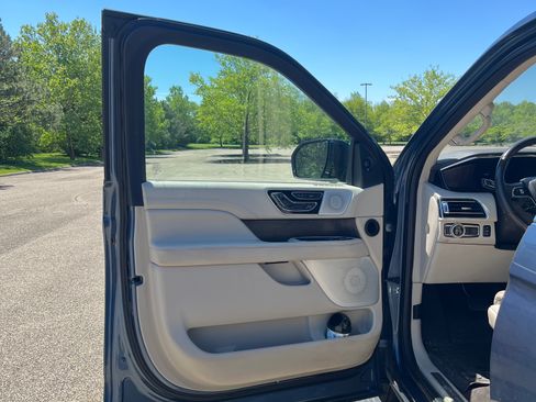 Used 2018 Lincoln Navigator Reserve w/ Technology Package AWD/4WD image 32