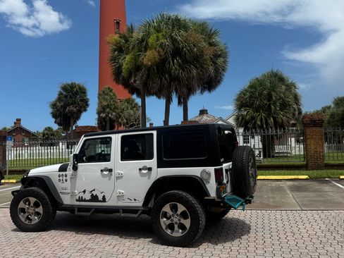 Used 2017 Jeep Wrangler Unlimited Sahara w/ Trailer Tow Group AWD/4WD image 5