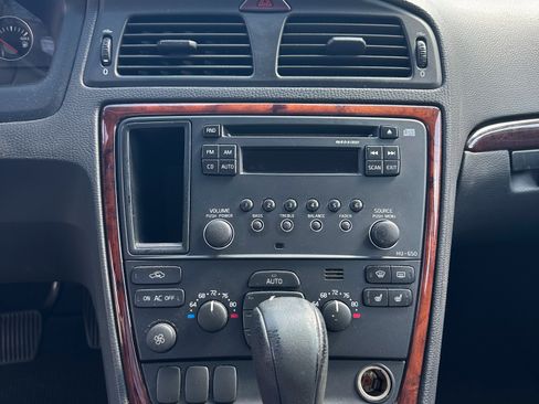 Used 2005 Volvo XC70 AWD/4WD image 12