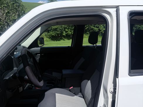 Used 2010 Jeep Liberty Sport AWD/4WD image 9