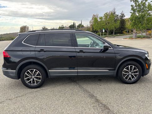 Used 2020 Volkswagen Tiguan SE w/ Panoramic Sunroof Package FWD image 4
