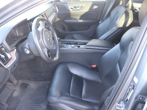 Used 2021 Volvo V60 T5 Momentum w/ Premium Package image 10
