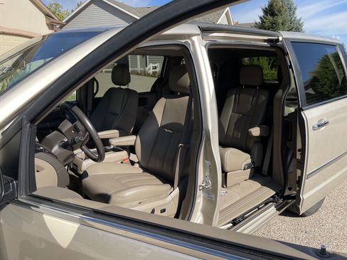 Used 2015 Chrysler Town & Country Touring w/ Driver Convenience Group FWD image 19