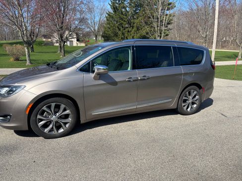 Used 2018 Chrysler Pacifica Limited image 5
