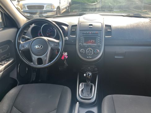 Used 2013 Kia Soul + w/ Audio Pkg FWD image 11