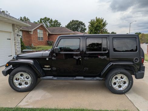 Used 2014 Jeep Wrangler Unlimited Sahara w/ Connectivity Group image 1